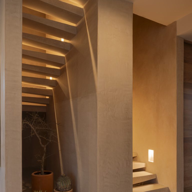 Interior iluminado naturalmente de Casa Ka'anche