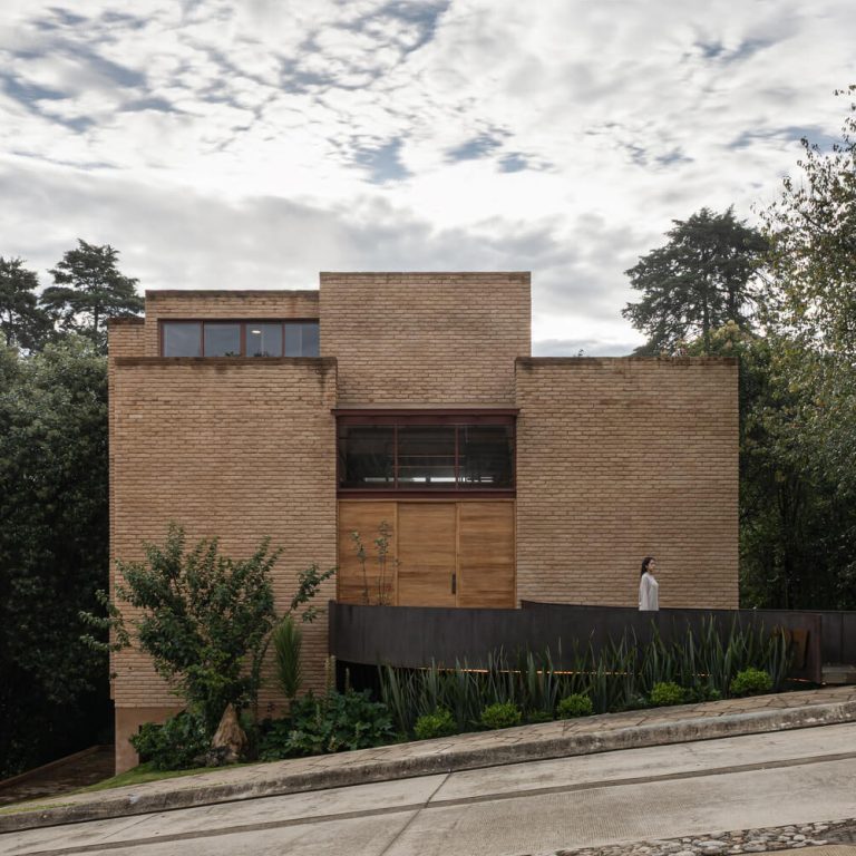 Casa La Sierra: Arquitectura de Tierra en Bosque de Niebla