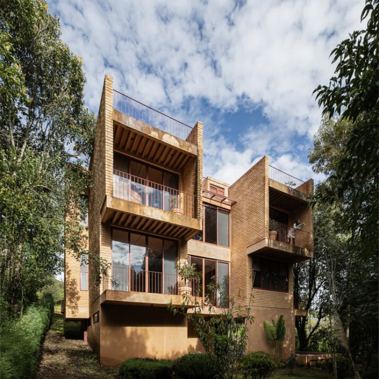 Casa La Sierra: Arquitectura de Tierra en Bosque de Niebla