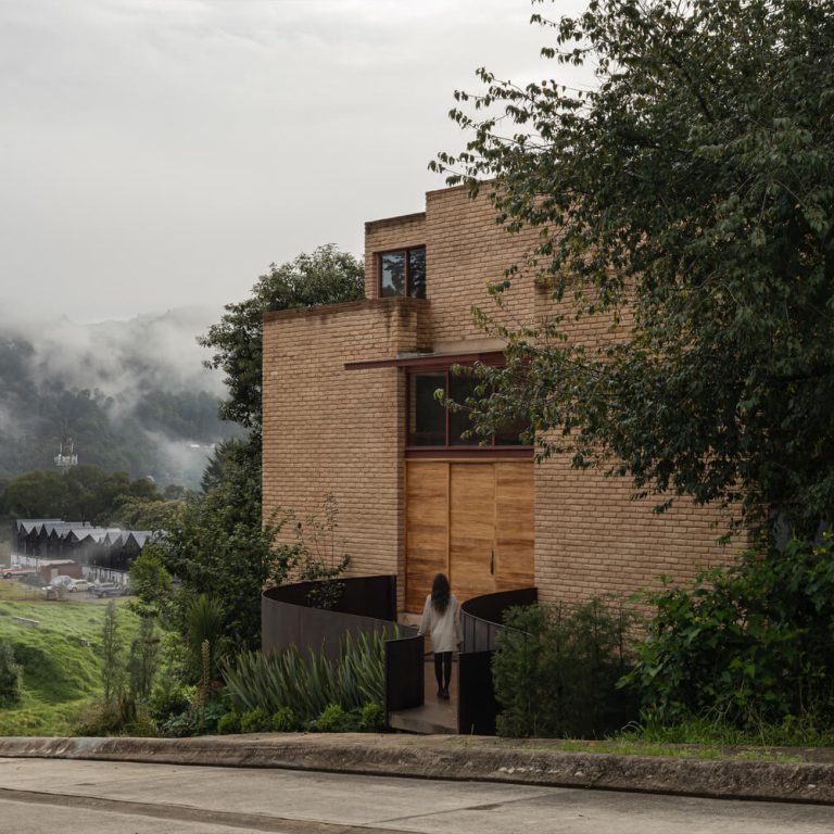 Casa La Sierra: Arquitectura de Tierra en Bosque de Niebla