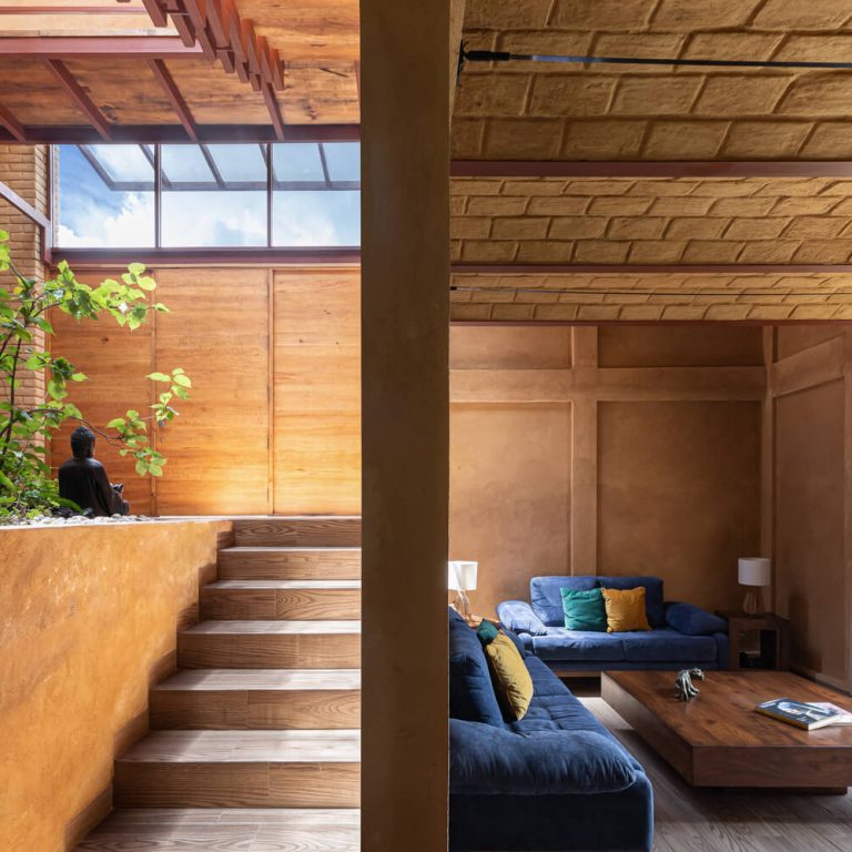 Casa La Sierra: Arquitectura de Tierra en Bosque de Niebla