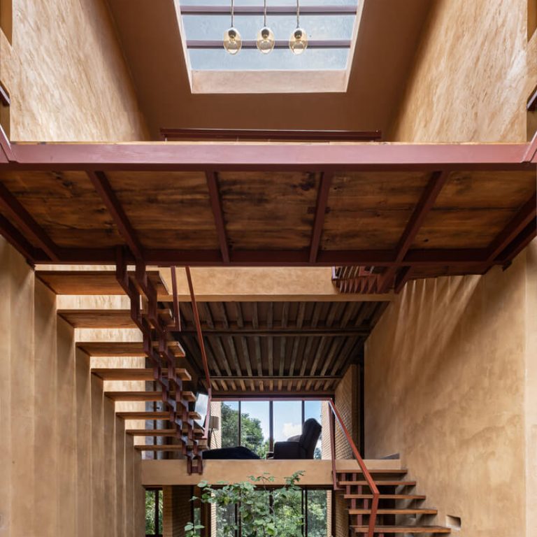 Casa La Sierra: Arquitectura de Tierra en Bosque de Niebla