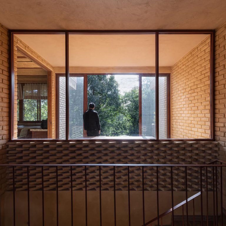Casa La Sierra: Arquitectura de Tierra en Bosque de Niebla