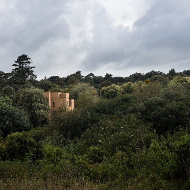Casa La Sierra: Arquitectura de Tierra en Bosque de Niebla