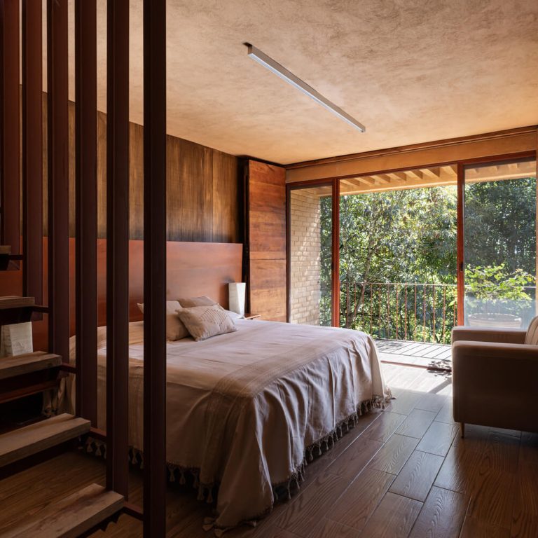 Casa La Sierra: Arquitectura de Tierra en Bosque de Niebla