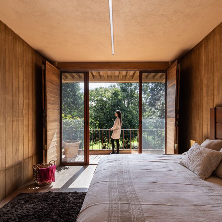 Casa La Sierra: Arquitectura de Tierra en Bosque de Niebla