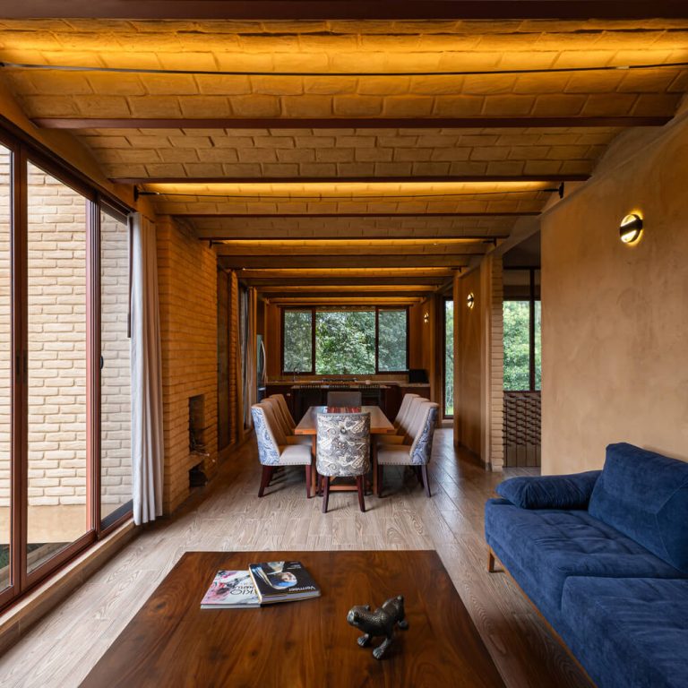 Casa La Sierra: Arquitectura de Tierra en Bosque de Niebla