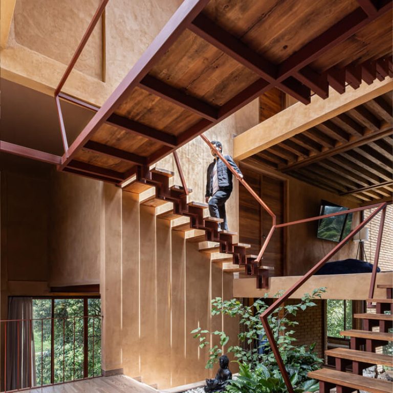 Casa La Sierra: Arquitectura de Tierra en Bosque de Niebla