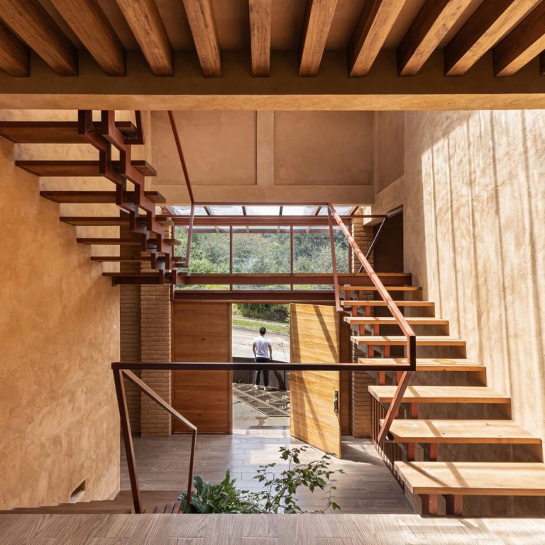 Casa La Sierra: Arquitectura de Tierra en Bosque de Niebla