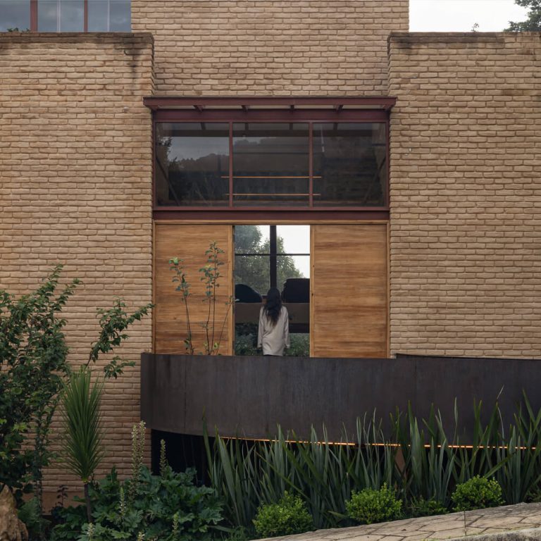 Casa La Sierra: Arquitectura de Tierra en Bosque de Niebla