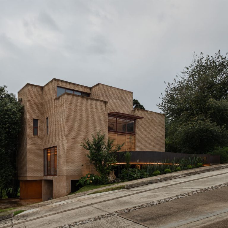 Casa La Sierra: Arquitectura de Tierra en Bosque de Niebla