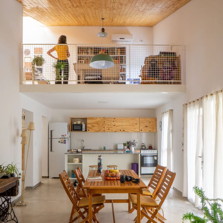 Sala, comedor, cocina, espacio a doble altura