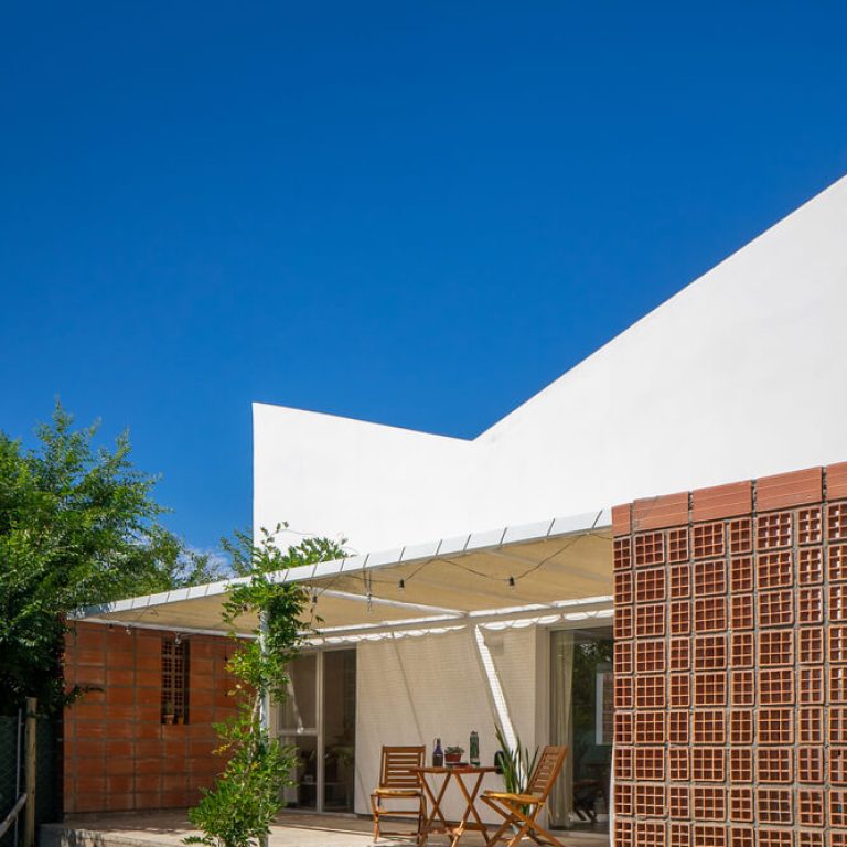 Fachada posterior Jardin, con muros de celosia