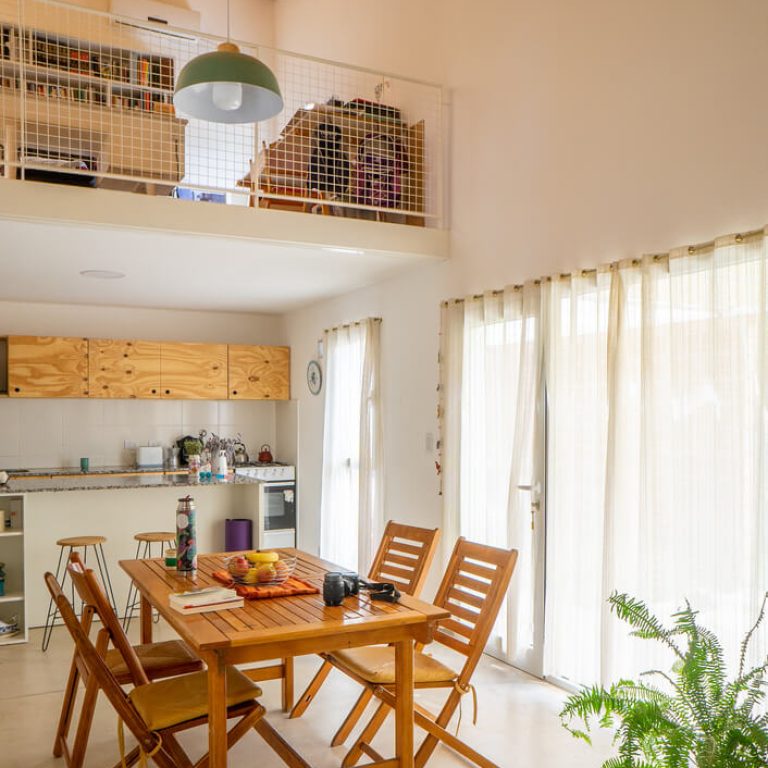 Sala, comedor, cocina, espacio a doble altura