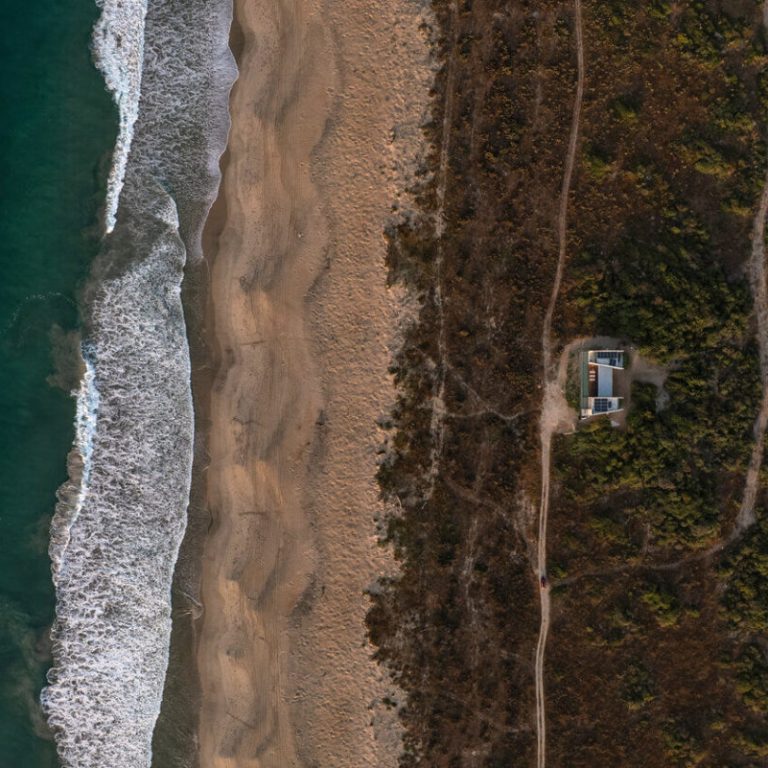 Vista aérea de Casa Macahuite en la costa de Oaxaca