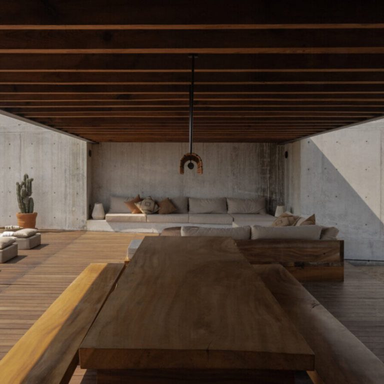 Área social bajo la pérgola de Casa Macahuite
