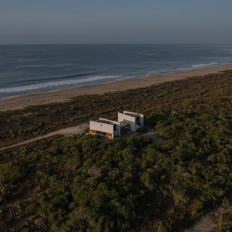 Vista aérea de Casa Macahuite junto al océano