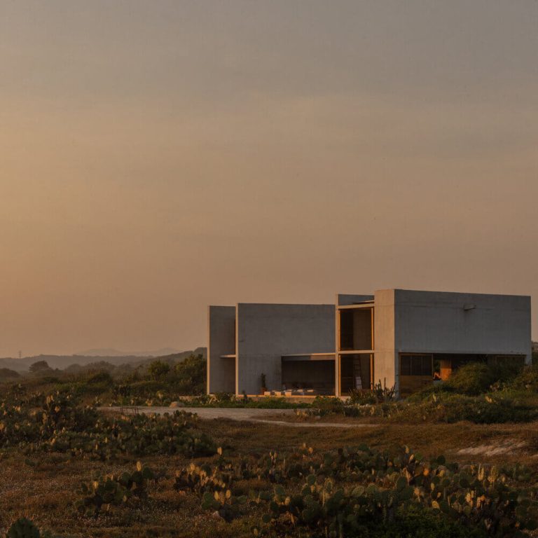 Sala abierta hacia el paisaje de Casa Macahuite