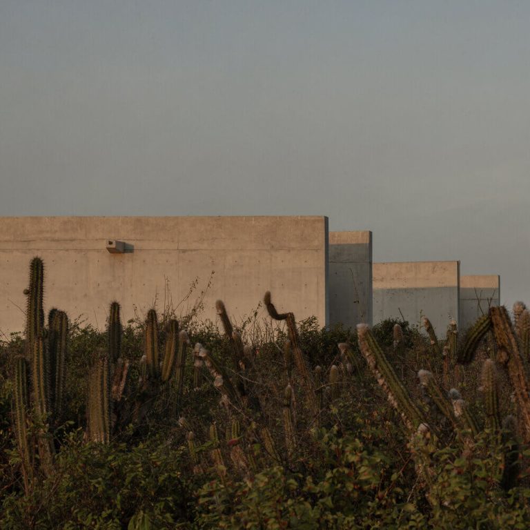 Cocina de concreto y madera de Casa Macahuite