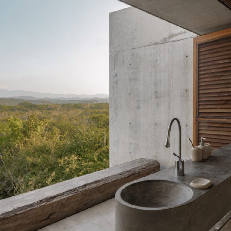 Baño de concreto abierto al paisaje de Casa Macahuite