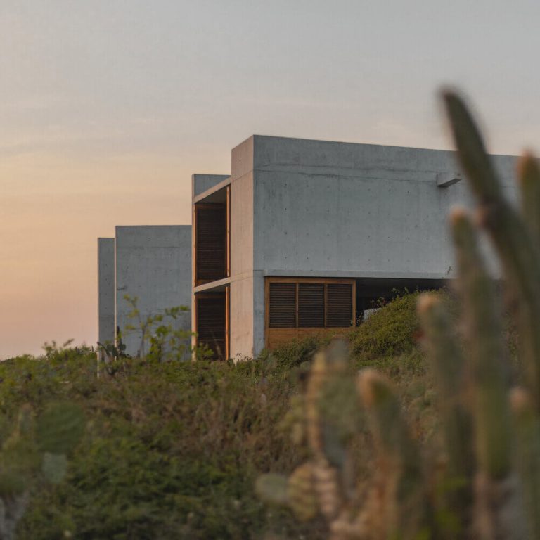 Muros de concreto y paisaje costero de Casa Macahuite