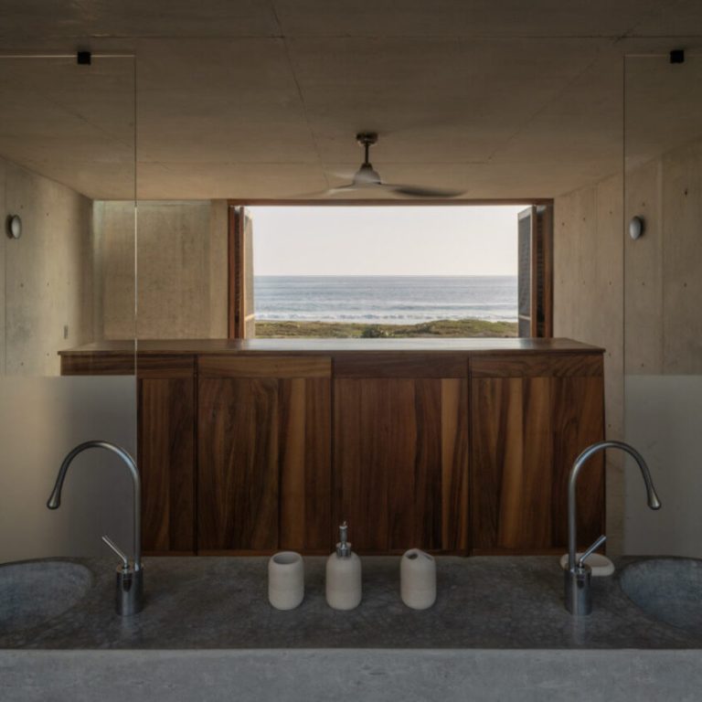 Pérgola sombreada y espacio de convivencia de Casa Macahuite