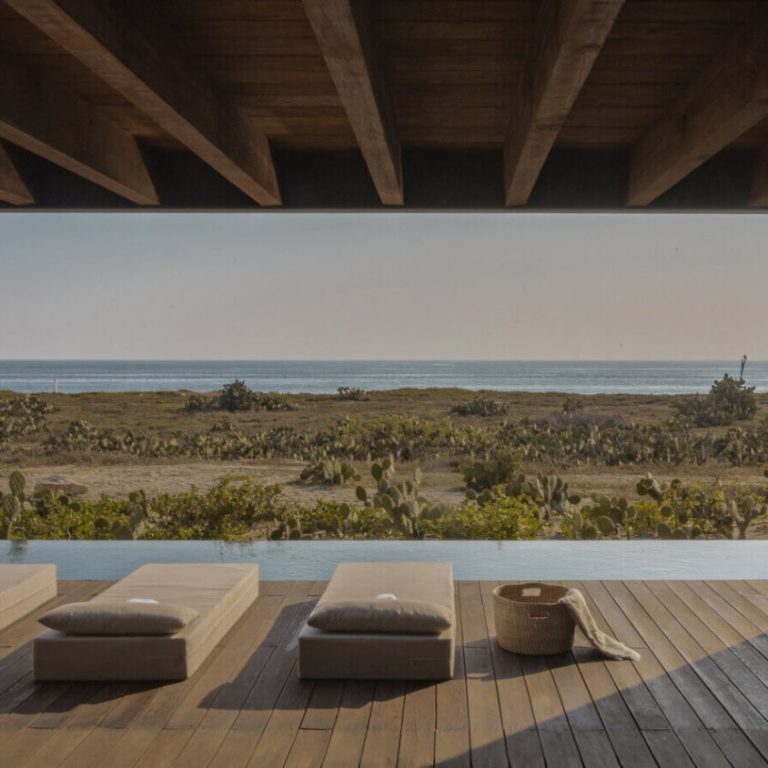 Espacio interior de concreto y madera de Casa Macahuite