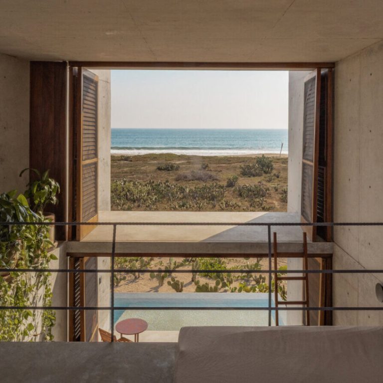 Volúmenes de concreto de Casa Macahuite frente al paisaje