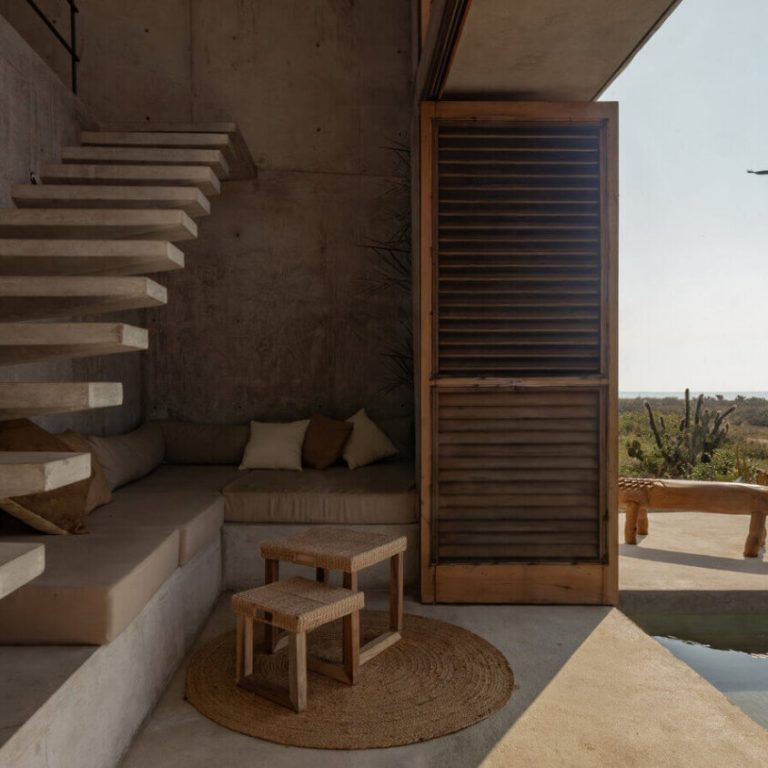 Escalera de concreto y vista al paisaje de Casa Macahuite