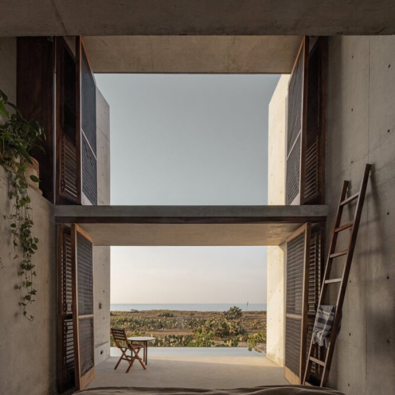 Dormitorio de doble altura con vista al mar en Casa Macahuite