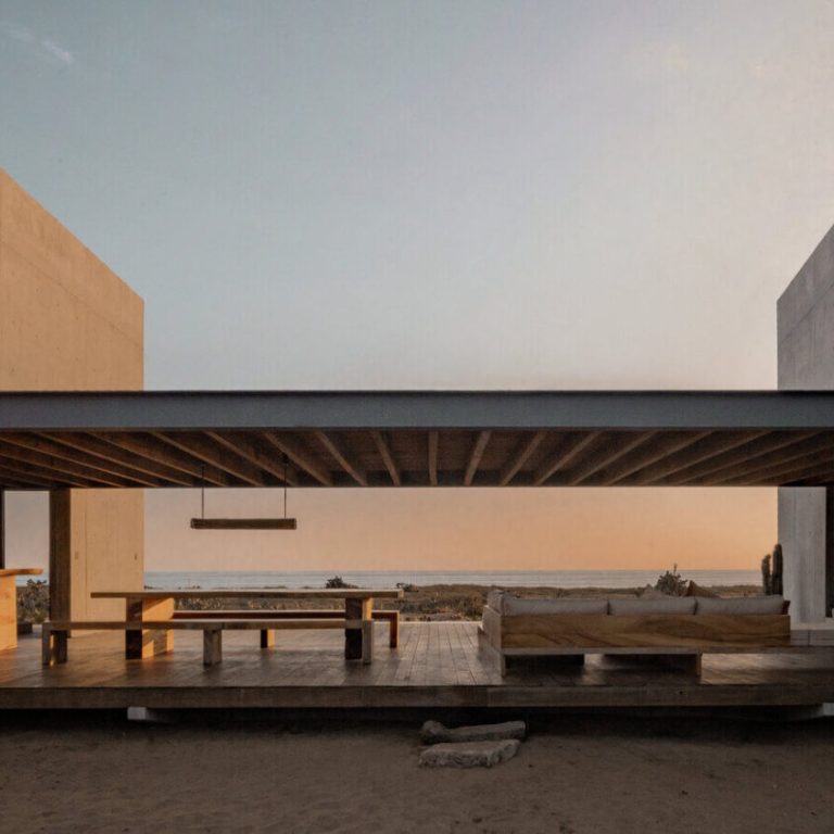 Pérgola central de Casa Macahuite al atardecer