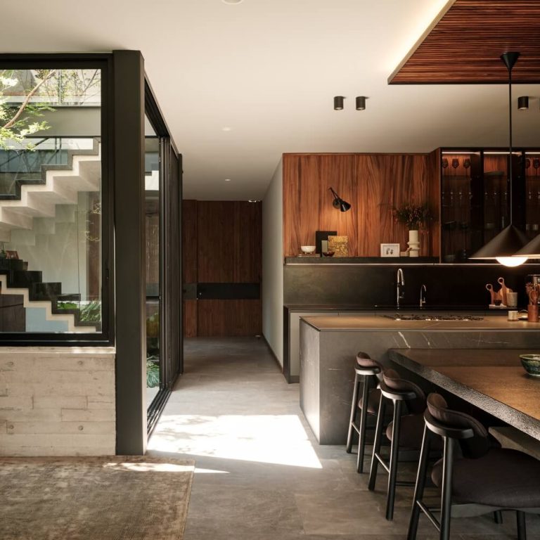 Casa Meyra: Una exploración de la contención en Colima por Di Frenna Arquitectos