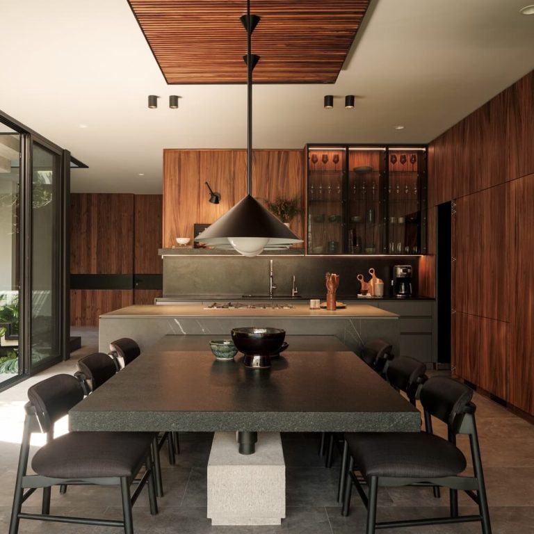 Casa Meyra: Una exploración de la contención en Colima por Di Frenna Arquitectos