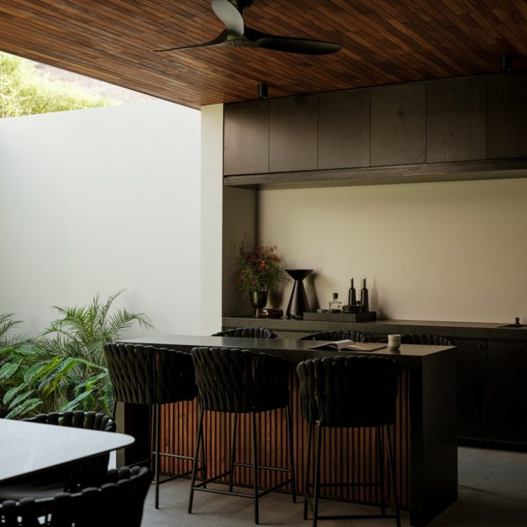 Casa Meyra: Una exploración de la contención en Colima por Di Frenna Arquitectos