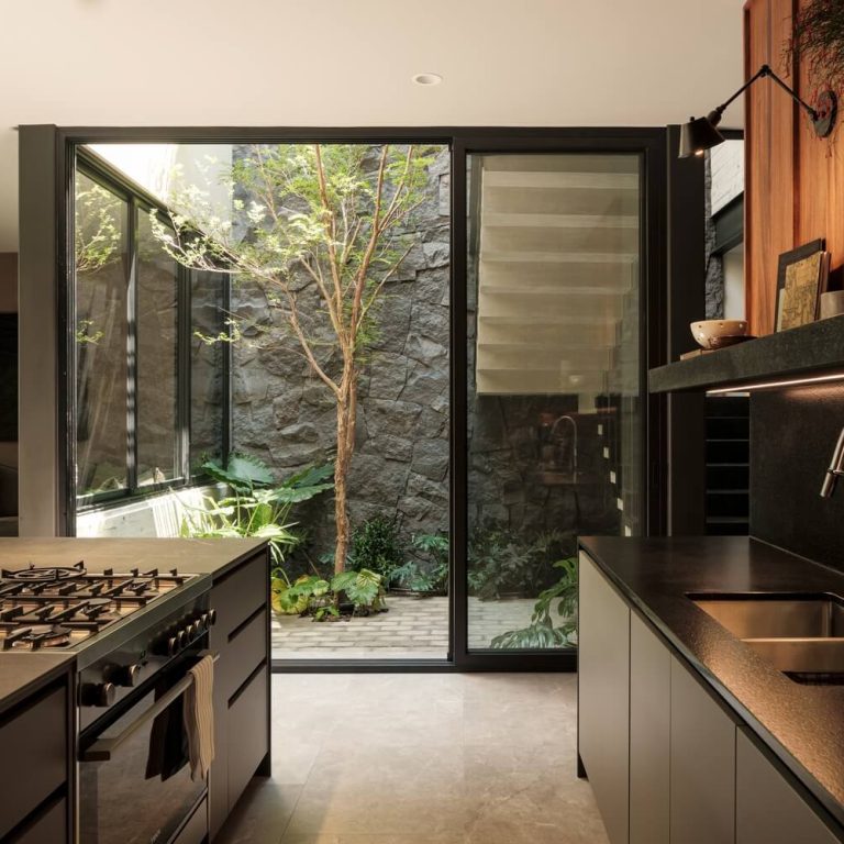 Casa Meyra: Una exploración de la contención en Colima por Di Frenna Arquitectos