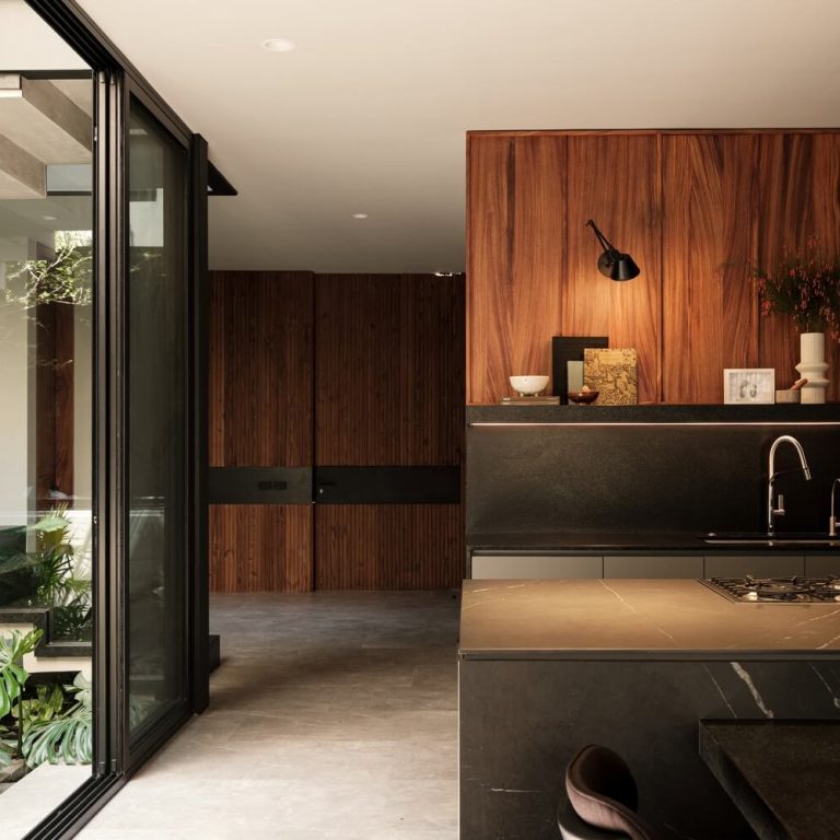 Casa Meyra: Una exploración de la contención en Colima por Di Frenna Arquitectos
