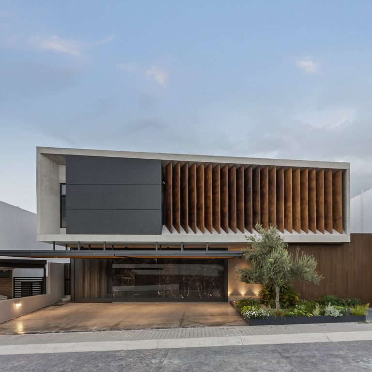 Casa Miura: Vivienda Contemporánea con Triple Altura y Acabados Naturales en Querétaro