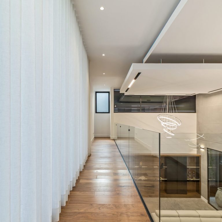 Casa Miura: Vivienda Contemporánea con Triple Altura y Acabados Naturales en Querétaro