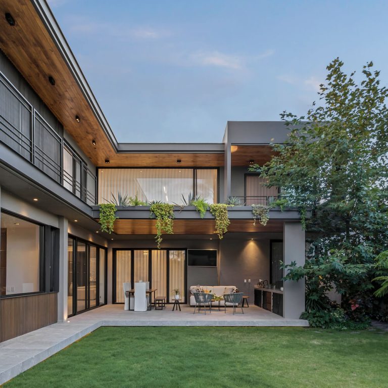 Casa Miura: Vivienda Contemporánea con Triple Altura y Acabados Naturales en Querétaro