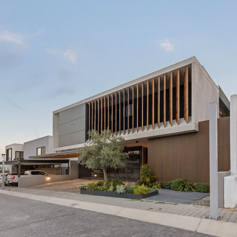Casa Miura: Vivienda Contemporánea con Triple Altura y Acabados Naturales en Querétaro