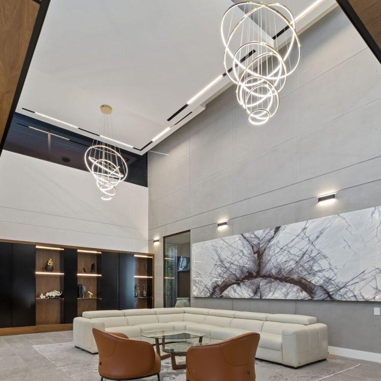 Casa Miura: Vivienda Contemporánea con Triple Altura y Acabados Naturales en Querétaro
