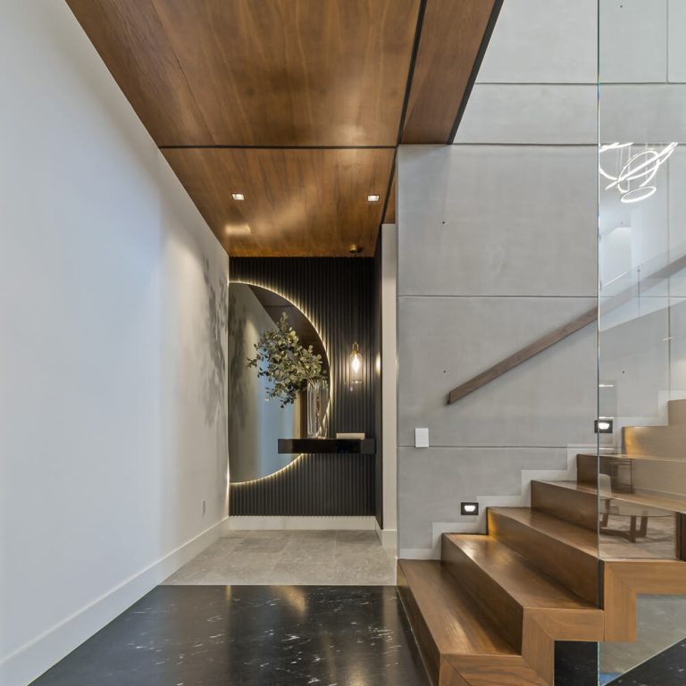 Casa Miura: Vivienda Contemporánea con Triple Altura y Acabados Naturales en Querétaro