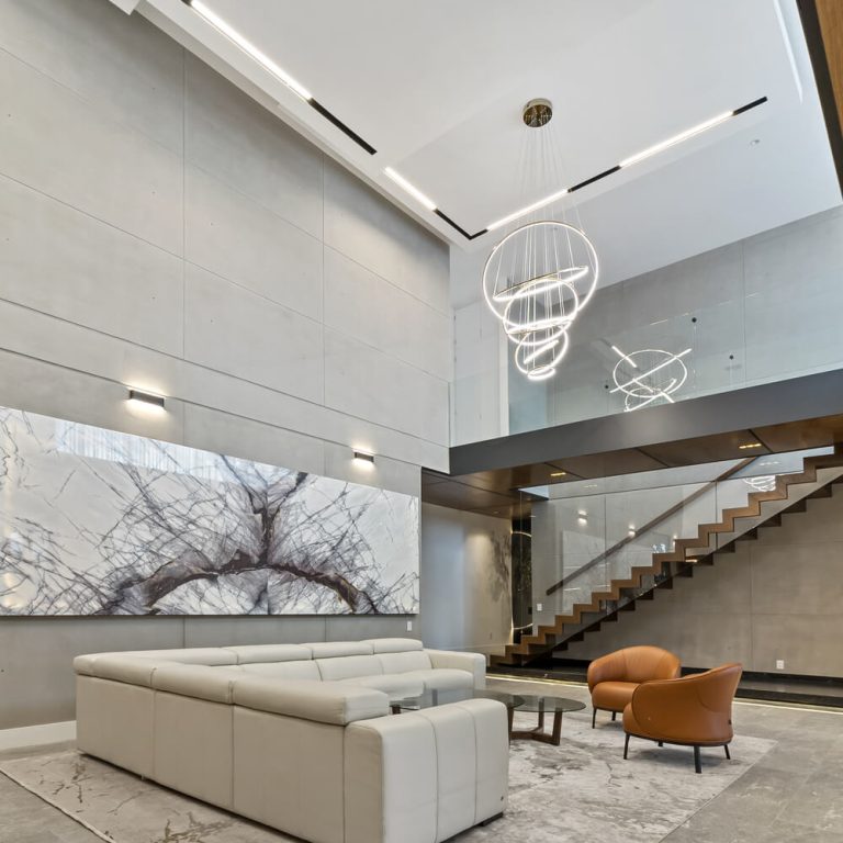 Casa Miura: Vivienda Contemporánea con Triple Altura y Acabados Naturales en Querétaro