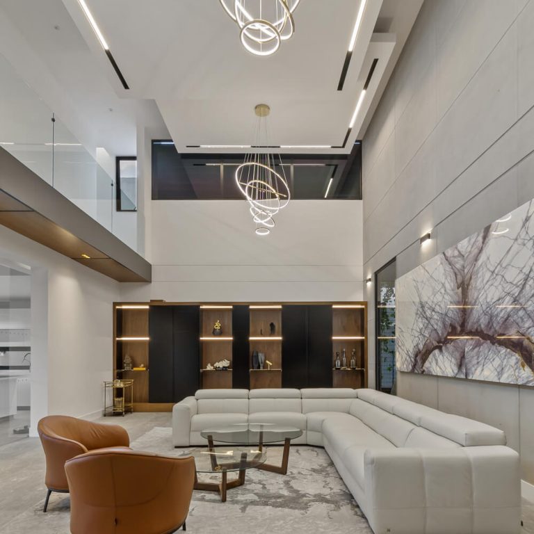 Casa Miura: Vivienda Contemporánea con Triple Altura y Acabados Naturales en Querétaro