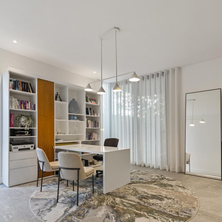 Casa Miura: Vivienda Contemporánea con Triple Altura y Acabados Naturales en Querétaro