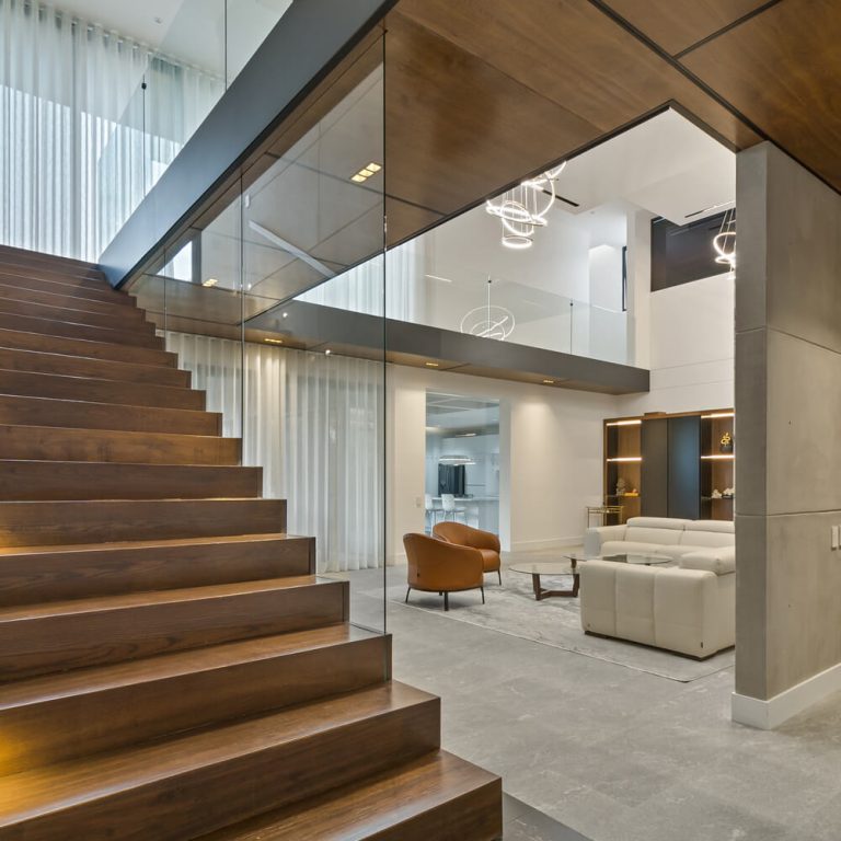 Casa Miura: Vivienda Contemporánea con Triple Altura y Acabados Naturales en Querétaro