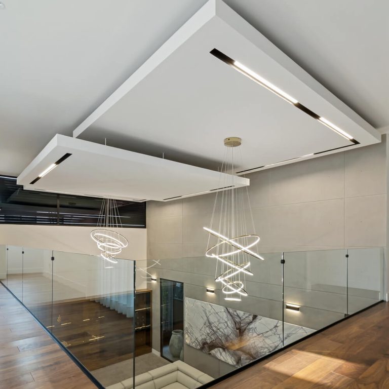Casa Miura: Vivienda Contemporánea con Triple Altura y Acabados Naturales en Querétaro