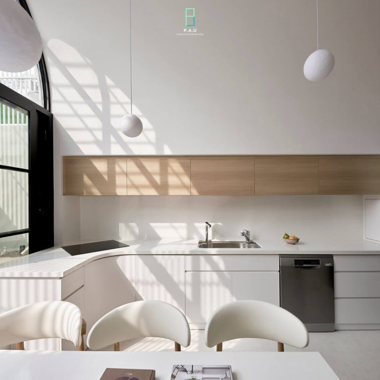Casa Oasis: Vivienda Unifamiliar con Cocina Central y Techo Abovedado Curvo en Vietnam