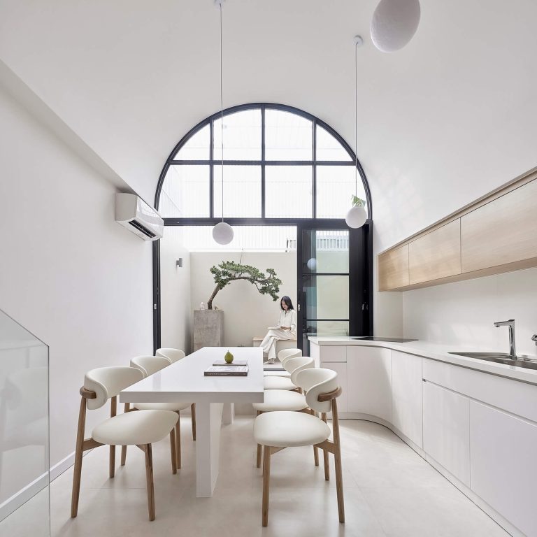 Casa Oasis: Vivienda Unifamiliar con Cocina Central y Techo Abovedado Curvo en Vietnam