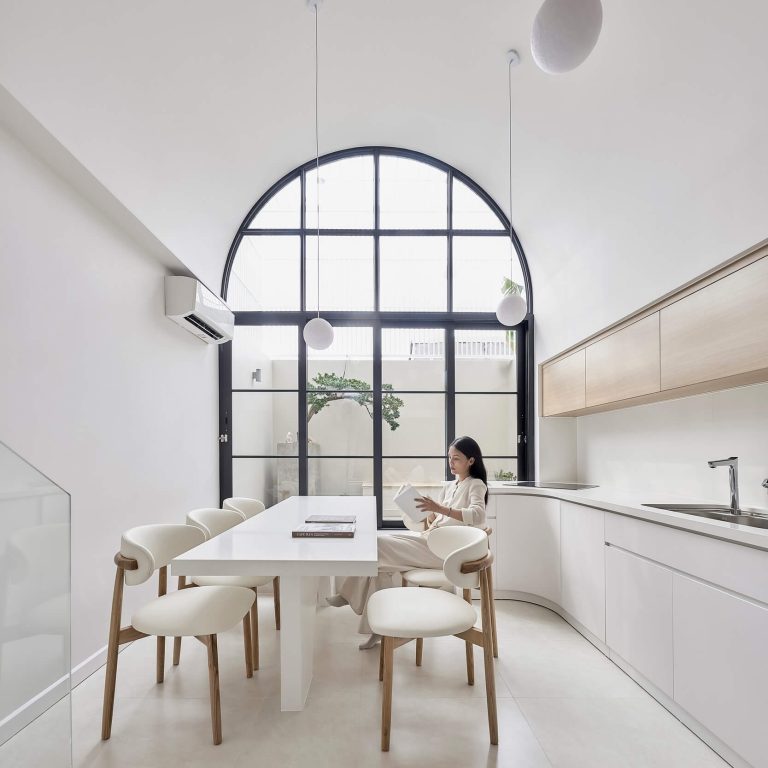 Casa Oasis: Vivienda Unifamiliar con Cocina Central y Techo Abovedado Curvo en Vietnam